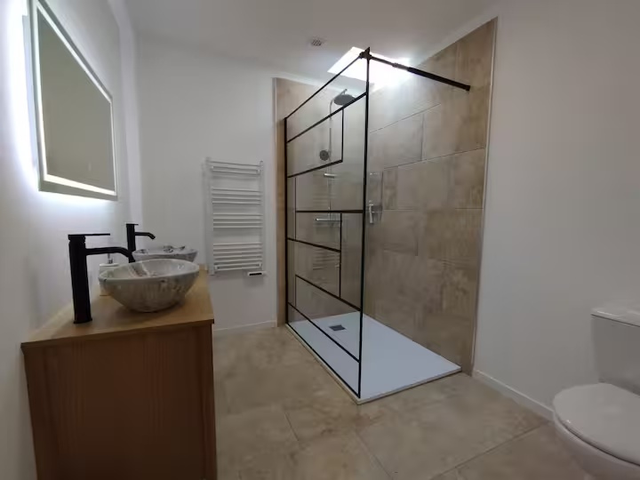Salle de bain avec douche